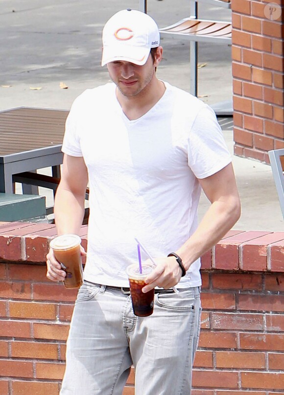 Ashton Kutcher a acheté deux boissons à Los Angeles, le 3 mai 2014