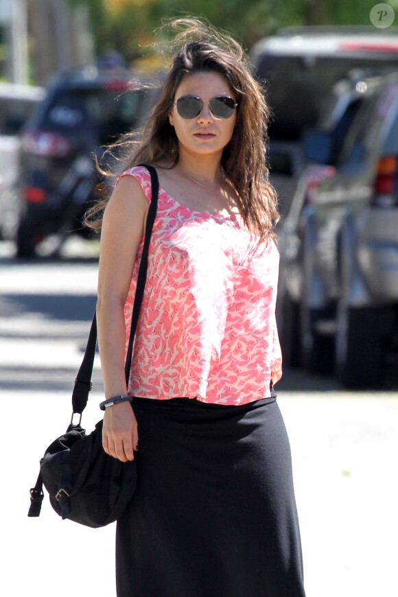Mila Kunis, enceinte : une future maman qui ne cache plus ses rondeurs, le 3 mai 2014 à Los Angeles