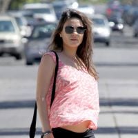Mila Kunis, enceinte : Future maman sexy en jupe et cajolée par son Ashton