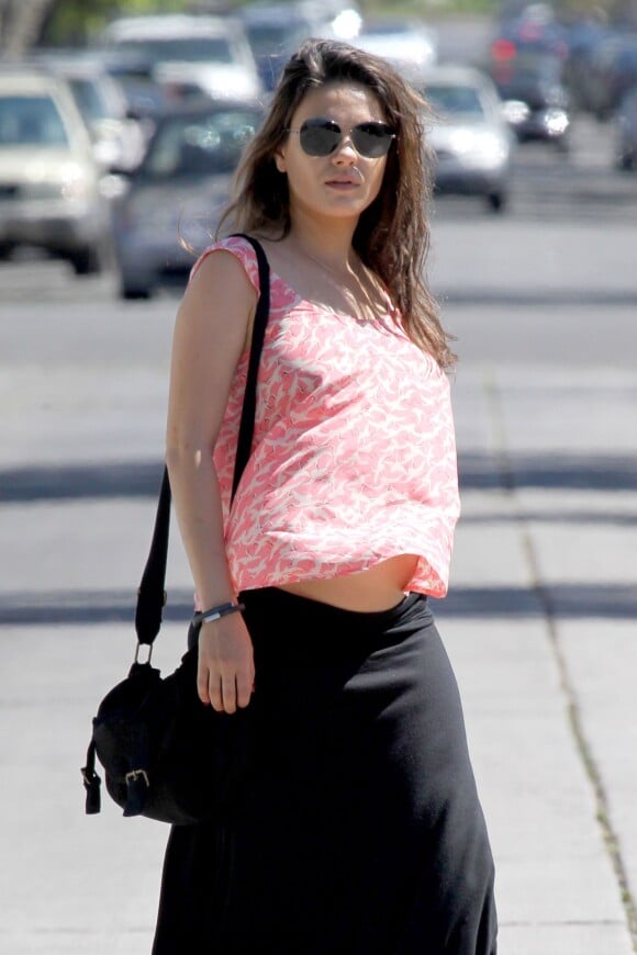 Mila Kunis, enceinte : une future maman très sexy qui ne cache plus ses rondeurs, le 3 mai 2014 à Los Angeles