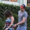 Ashton Kutcher et Mila Kunis, enceinte : les fiancés se promènent avec leurs chiens à Hollywood, Los Angeles, le 1er mai 2014