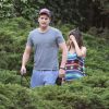 Ashton Kutcher et Mila Kunis, enceinte : les fiancés se promènent avec leurs chiens à Hollywood, Los Angeles, le 1er mai 2014