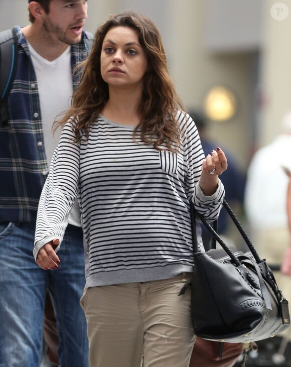 Exclusif -  Mila Kunis, enceinte, et son fiancé Ashton Kutcher à l'aéroport de La Nouvelle-Orléans. Le 19 avril 2014.