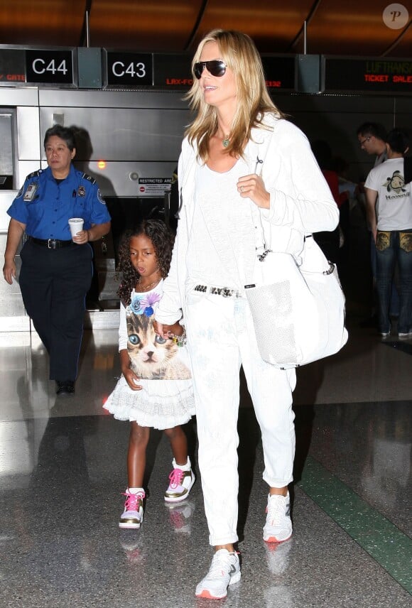 Heidi Klum et sa fille Lou, toutes de blanc vêtues, arrivent à l'aéroport LAX. Los Angeles, le 4 mai 2014.