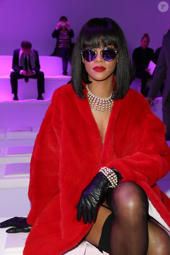 Rihanna aussi a succombé aux lunettes Dior So Real pour compléter son look néo pin-up