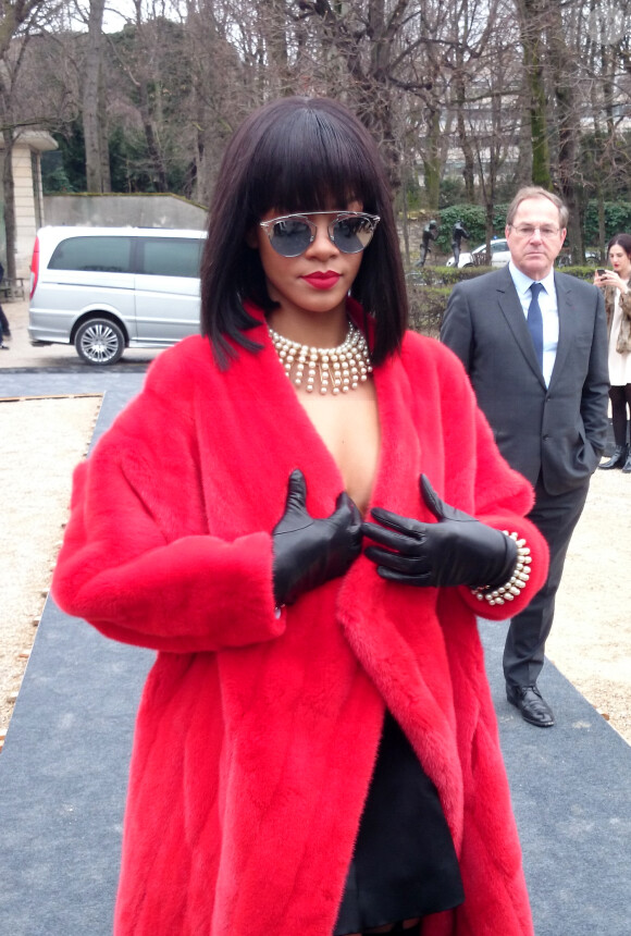 Le styliste Raf Simmons et Rihanna au défilé de mode, collection prêt-à-porter automne-hiver 2014/2015 "Christian Dior" au Musée Rodin à Paris. Le 28 février 2014 