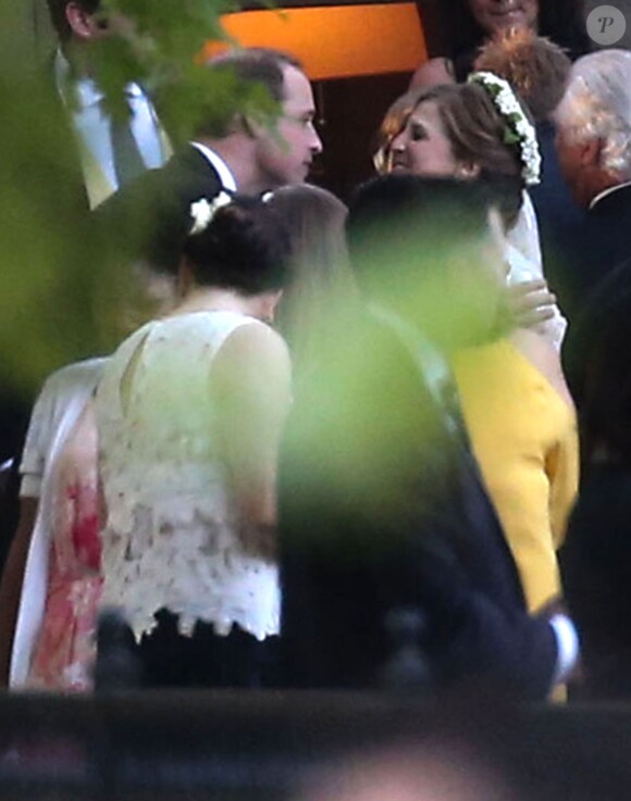 Le prince William félicitant Elizabeth Wilson lors de son mariage avec Guy Pelly, le 3 mai 2014 à Memphis, Tennessee.