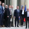 Michel Hazanavicius, Olivier Assayas, Thierry Frémaux, délégué général du Festival de Cannes, Bertrand Bonello, Gilles Jacob, président du Festival de Cannes, François Hollande, Aurélie Filippetti, ministre de la Culture et la Communication et Pierre Lescure, prochain président du Festival de Cannes - François Hollande, le président de la République reçoit pour déjeuner les réalisateurs sélectionnés en compétition officielle au Festival du Film de Cannes au palais de l'Elysée à Paris, le 30 avril 2014.
