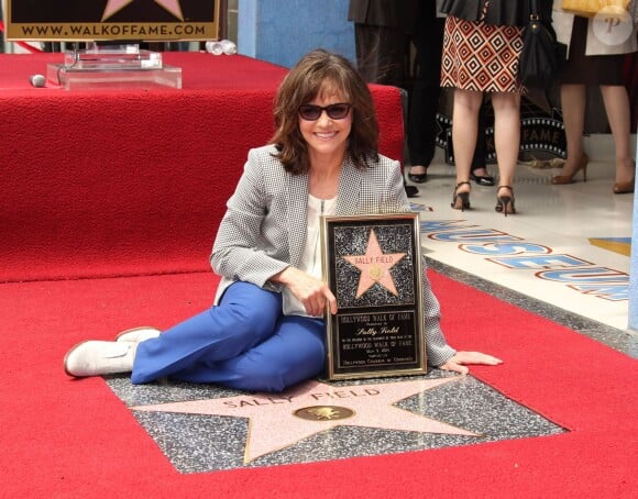 L'actrice Sally Field a reçu son étoile sur le Walk of Fame, à Hollywood, le 5 mai 2014, devant Jane Fonda et Beau Bridges.