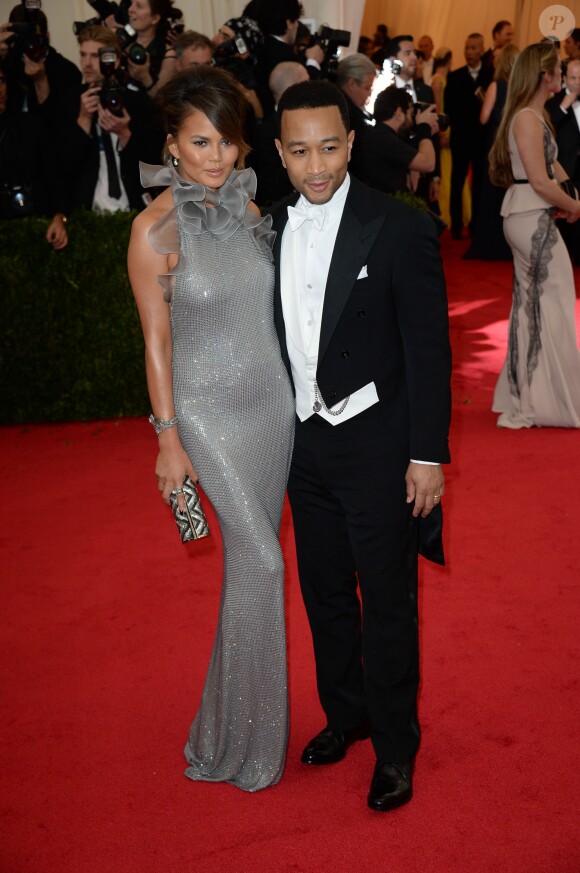 Chrissy Teigen et John Legend assistent au MET Gala au Metropolitan Museum of Art. New York, le 5 mai 2014.