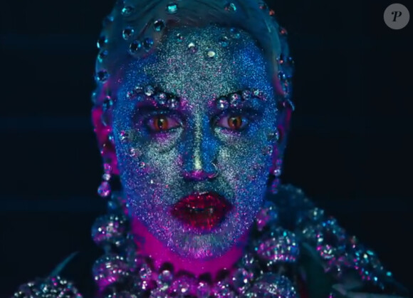 La sulfureuse Brooke Candy en créature bling-bling et cauchemardesque dans son nouveau clip "Opulence", dévoilé fin mai 2014.