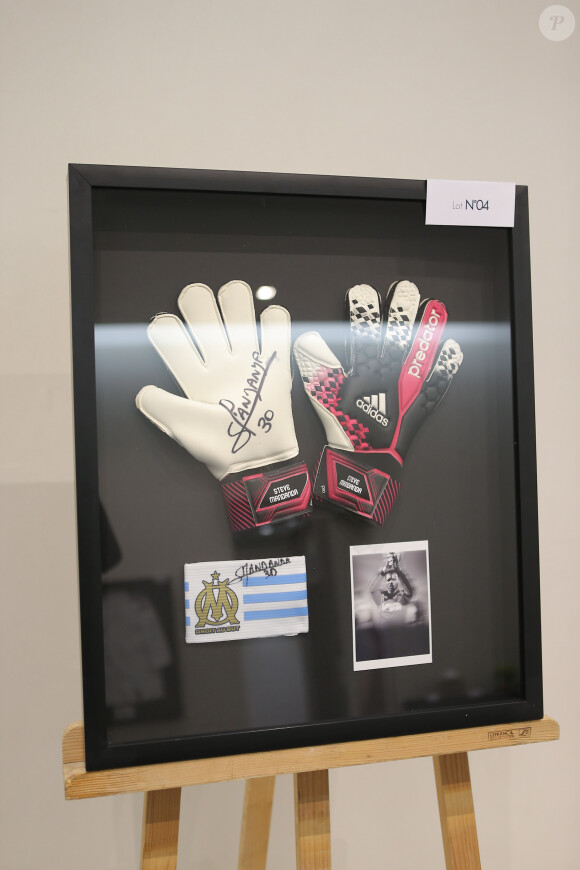 Exclusif - Les gants de Steve Mandanda - Dîner de Gala de l'OM et vente aux enchères animée par Kad Merad et Alice Pol au profit de l'association "les toiles enchantées' à l'hôtel Intercontinental de Marseille, le 6 mai 2014.