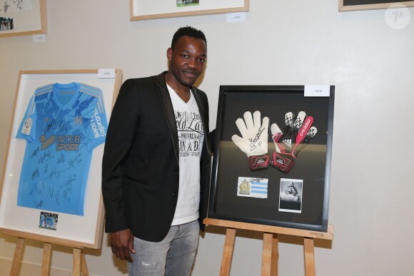 Exclusif - Steve Mandanda - Dîner de Gala de l'OM et vente aux enchères animée par Kad Merad et Alice Pol au profit de l'association "les toiles enchantées' à l'hôtel Intercontinental de Marseille, le 6 mai 2014.