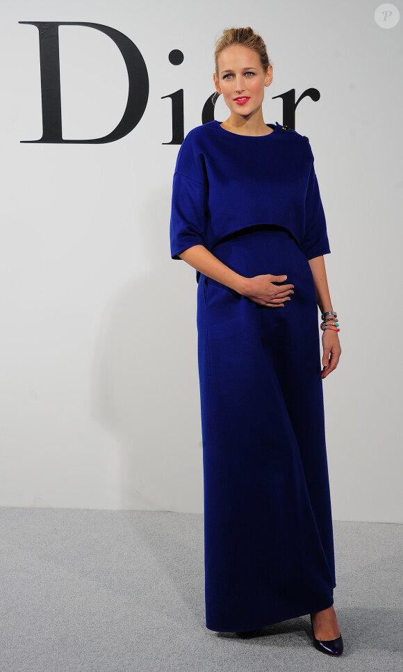 Leelee Sobieski enceinte, dévoile son baby-bump lors d'un défilé Dior à Brooklyn, New York, le 7 mai 2014.