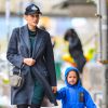 Leelee Sobieski se promène avec sa fille Louisianna dans les rues de New York, le 23 avril 2014.