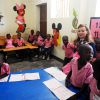 Valérie Trierweiler, marraine du Secours Populaire, en voyage humanitaire en Haïti, visite le complexe scolaire Rivière froide dans la commune de Carrefour le 6 mai 2014
