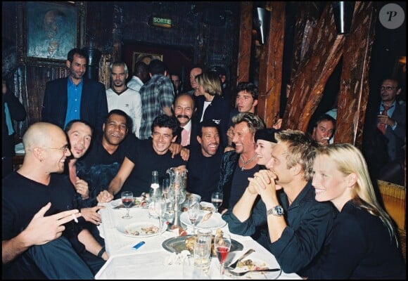 Exclusif - Johnny Hallyday et les invités de sa tournée "Johnny allume le feu" en 1998. Restaurant "King's Club" à Paris. Avec Florent Pagny, Patrick Bruel, Lionel Richie et sa femme Laetitia.