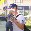 Josh Duhamel se promène avec son fils Axl dans les rues de Los Angeles, le 10 mai 2014.