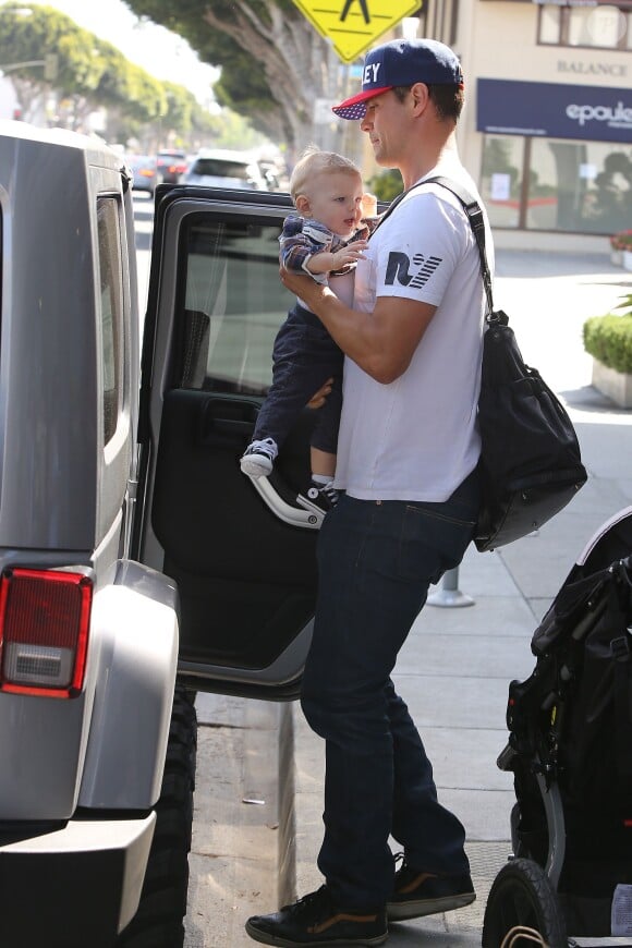Josh Duhamel, papa poule avec son fils Axl dans les rues de Los Angeles, le 10 mai 2014.
