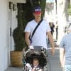 Josh Duhamel et son fils Axl dans les rues de Los Angeles, le 10 mai 2014.