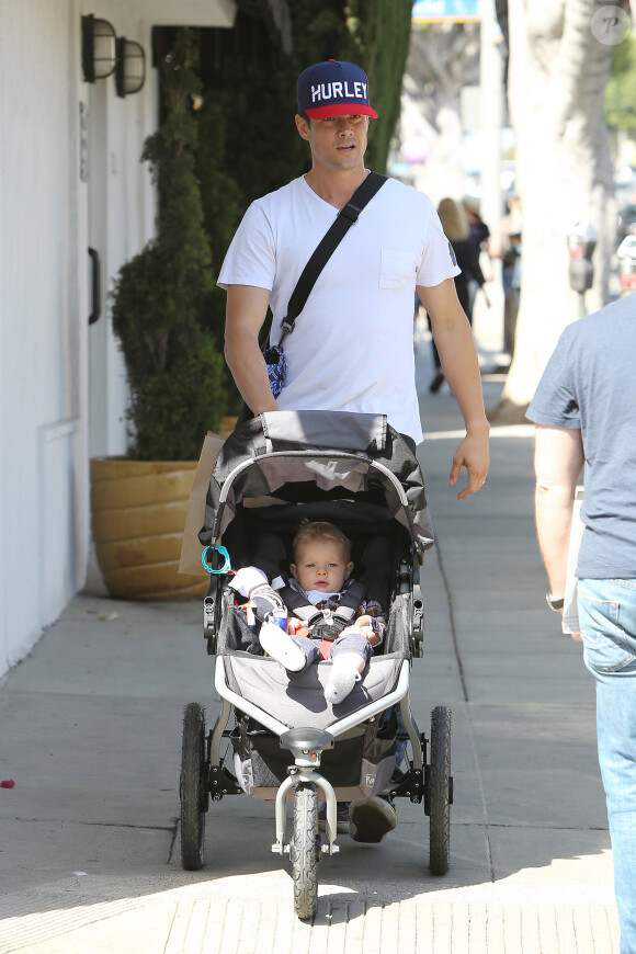 Josh Duhamel et son fils Axl dans les rues de Los Angeles, le 10 mai 2014.