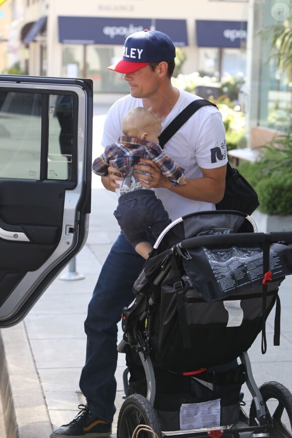 Josh Duhamel, papa poule avec son fils Axl à Los Angeles, le 10 mai 2014.