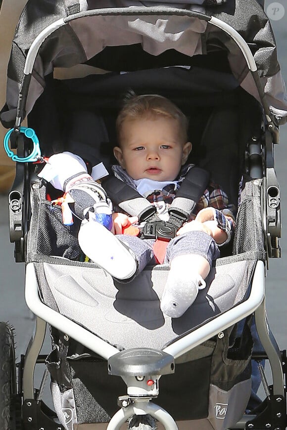 Josh Duhamel s'est offert une nouvelle virée avec son fils Axl dans les rues de Los Angeles, le 10 mai 2014.