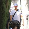 Josh Duhamel, papa poule avec son fils Axl dans les rues de Los Angeles, le 10 mai 2014.