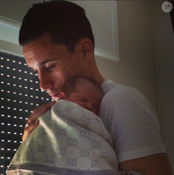 Le footballeur de Naples José Callejon pose avec sa fille India, née en mai 2014. 