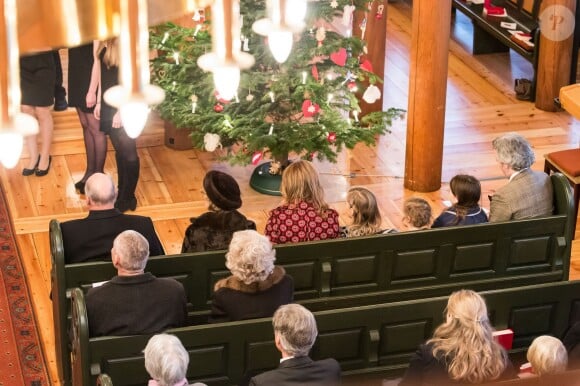 La princesse Märtha-Louise, son époux Ari Behn et leurs filles les princesses Maud, Leah et Emma au premier rang avec le couple royal lors de la messe de Noël à Oslo, le 25 décembre 2013 à l'église d'Holmenkollen