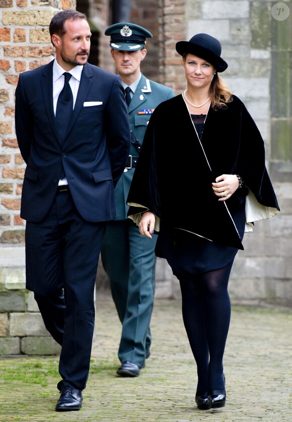 Le prince Haakon de Norvège et la princesse Märtha-Louise lors de l'hommage au défunt prince Friso d'Orange-Nassau le 2 novembre 2013 à Delft, aux Pays-Bas.
