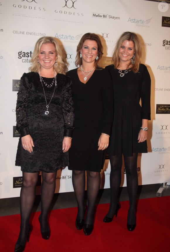La princesse Märtha-Louise de Norvège entourée d'Elisabeth Nordeng et Celine Engelstad lors du lancement de sa collection de bijoux "Goddess" à Oslo le 10 octobre 2013.