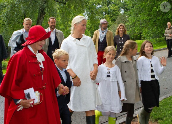 La famille royale de Norvège dans le parc du palais royal à Oslo le 18 août 2013, pour une cérémonie dans le cadre des 40 ans de la princesse héritière Mette-Marit.