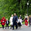 La famille royale de Norvège dans le parc du palais royal à Oslo le 18 août 2013, pour une cérémonie dans le cadre des 40 ans de la princesse héritière Mette-Marit.