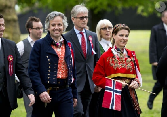 La princesse Märtha-Louise de Norvège et son mari Ari Behn à Londres le 17 mai 2013 en tenue traditionnelle pour célébrer la fête nationale norvégienne.