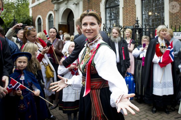 La princesse Märtha-Louise de Norvège à Londres le 17 mai 2013 en tenue traditionnelle pour célébrer la fête nationale norvégienne.