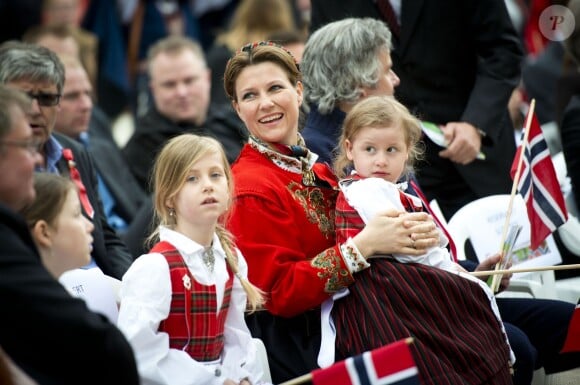 La princesse Märtha-Louise de Norvège en tenue traditionnelle avec ses filles et son mari Ari Behn à Londres le 17 mai 2013 pour célébrer la fête nationale norvégienne.
