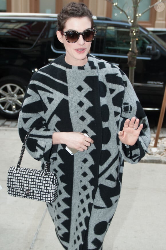 Anne Hathaway rentre à son hôtel à New York, le 8 avril 2014. 