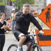 Alec Baldwin téléphone en vélo dans les rues de New York, le 17 mai 2013.