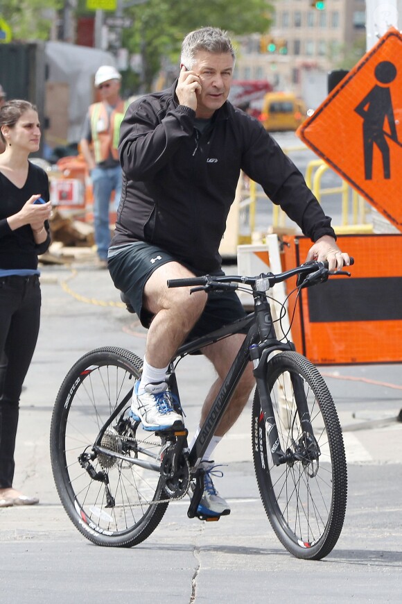 Alec Baldwin téléphone en vélo dans les rues de New York, le 17 mai 2013.