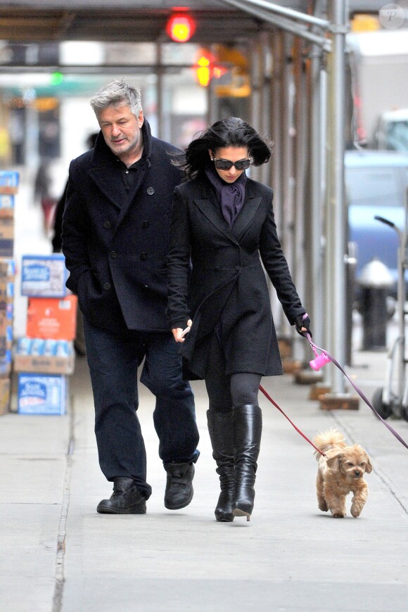 Alec et Hilaria Baldwin dans les rues de New York, le 30 décembre 2013.