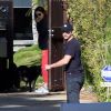 Mila Kunis enceinte et son fiancé Ashton Kutcher devant leur maison de Los Angeles, le 12 mai 2014.