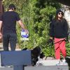 Mila Kunis enceinte et son fiancé Ashton Kutcher devant leur maison de Los Angeles, le 12 mai 2014.