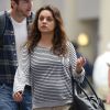 Exclusif - Mila Kunis, enceinte, et son fiancé Ashton Kutcher arrivent à l'aéroport de La Nouvelle-Orléans pour prendre l'avion. Le 19 avril 2014.