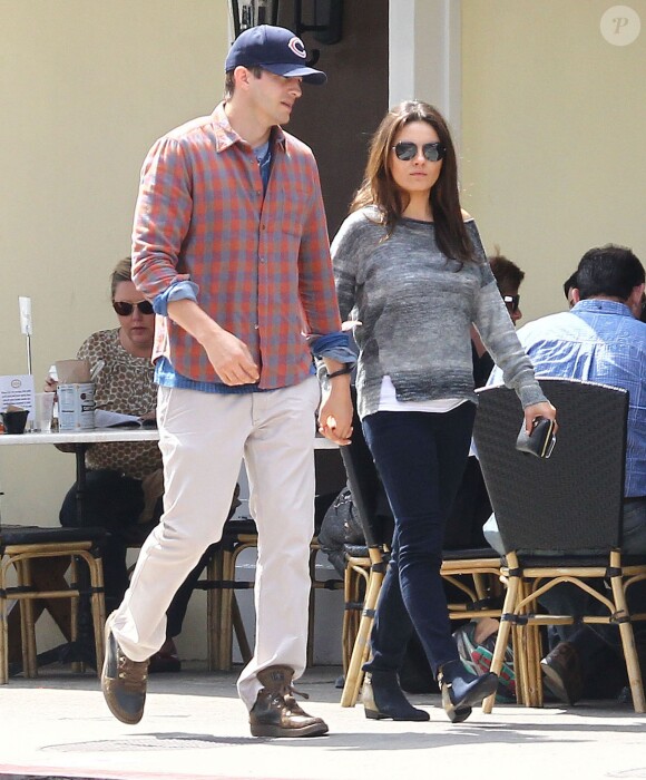 Exclusif - Ashton Kutcher et sa fiancée Mila Kunis sont allés déjeuner au restaurant "Sweet Butter" à Studio City. Le 22 mars 2014.