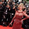 Jane Fonda, splendide à 76 ans dans une robe moulante rouge. L'actrice arrive à la projection du film Grace De Monaco le 14 mai 2014
