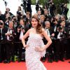 Laetitia Casta, sublime sirène égérie L'Oréal Paris, arrive à la projection du film Grace de Monaco à Cannes le 14 mai 2014
