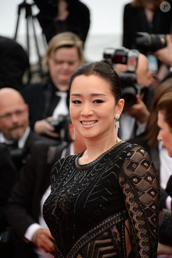 Gong Li tout de noir vêtue, arrive à la cérémonie d'ouverture du Festival de Cannes. Le 14 mai 2014