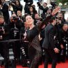 Gong Li tout de noir vêtue, arrive à la cérémonie d'ouverture du Festival de Cannes. Le 14 mai 2014