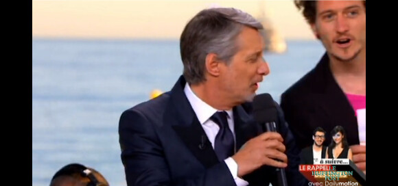 Antoine de Caunes perturbé par l'intervention des intermittents sur le plateau du Grand Journal de Canal + le mercredi 14 mai 2014, à l'occasion de l'ouverture du 67e Festival de Cannes